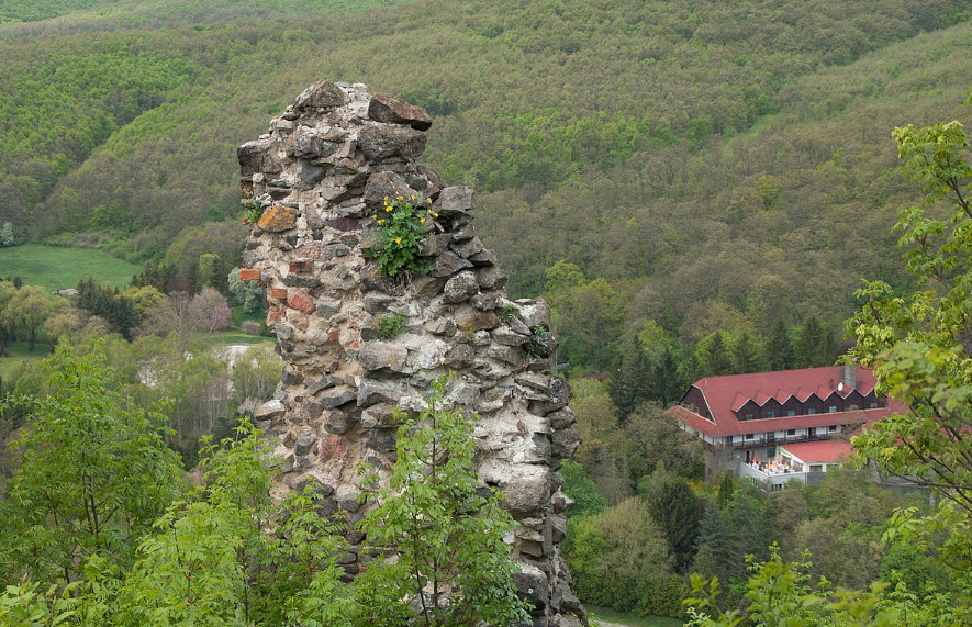 Bujáki Vár, Hungary